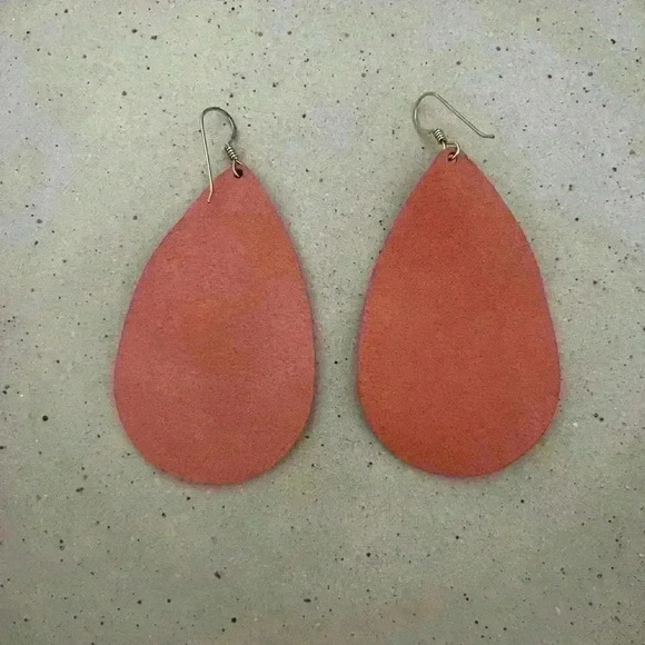 Nickel and suede pink tear drop earrings - Picture 4 of 5